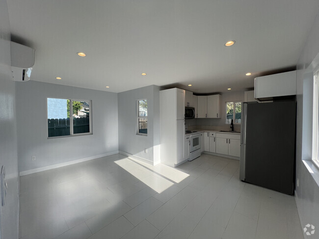 Building Photo - 2821 Knode St Rental