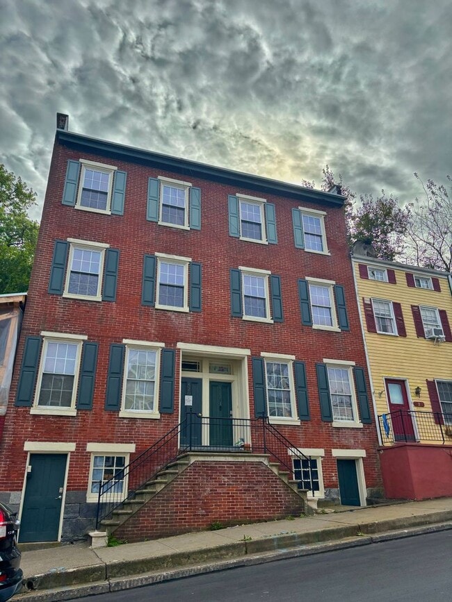 Building Photo - 520 Ferry St Unit 2