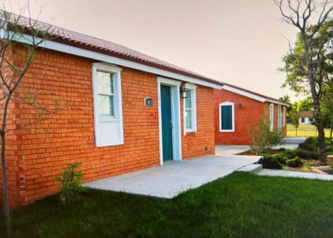 Building Photo - 1015 NE Mustang Dr