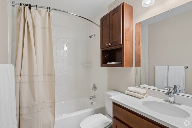 Iris Deluxe (Den) 2BR, 2BA w/Den - 1,171SF - Primary Bathroom