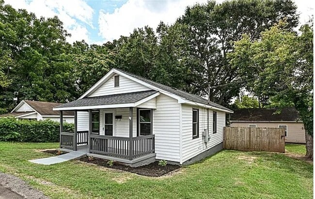 Photo - Charming 2-bed, 1-bath bungalow just steps from downtown Lincolnton!