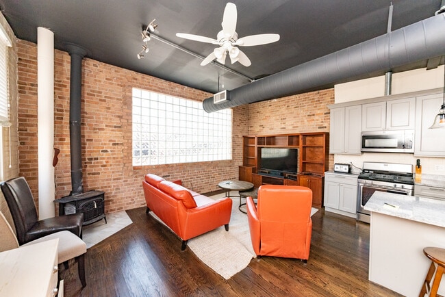 Photo - 1214 W Belmont Ave Unit 2R