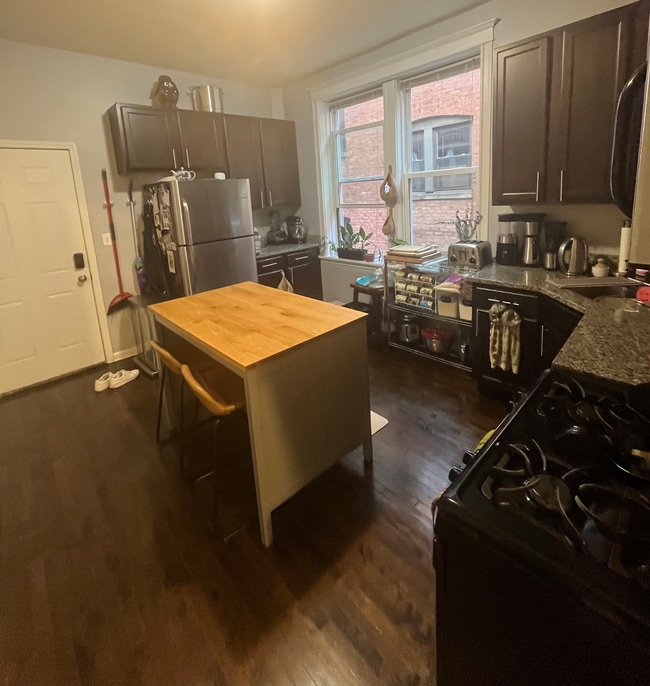 Kitchen - 2249 W Iowa St Unit 1F