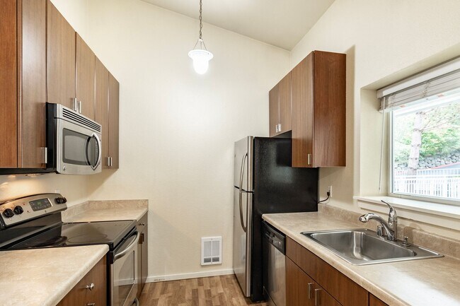 Photo - Mill Creek 2 bdrm, 2 bath Condo - Walk to ... Unit E304