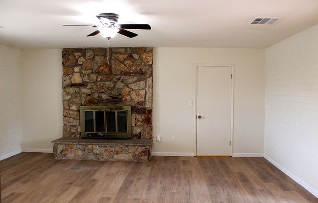 Photo - 903 Green Ln