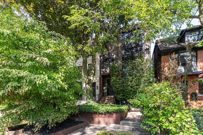 Building Photo - 76 Roxborough St W