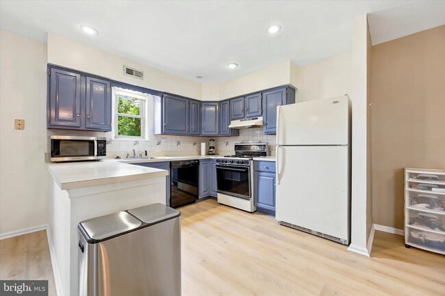 Photo - 704 Keely St