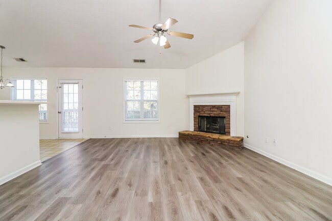 Photo - 215 Overlook Dr