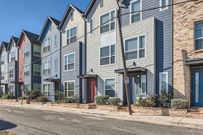 Building Photo - 301 E Lamar St