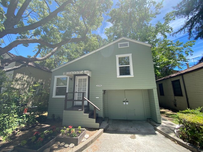 Charming 1 bedroom house with garage, back... - Charming 1 bedroom house with garage, back...