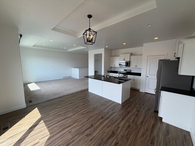 8285 Lakeshore Dr Unit Upstairs