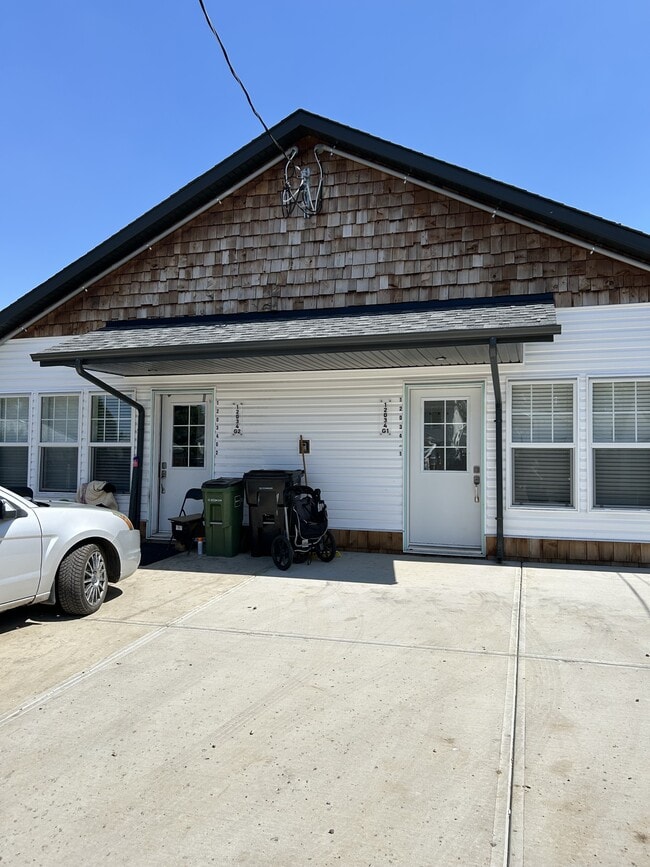 Building Photo - 12034-12041 41 St NW Unit 12034 - G2