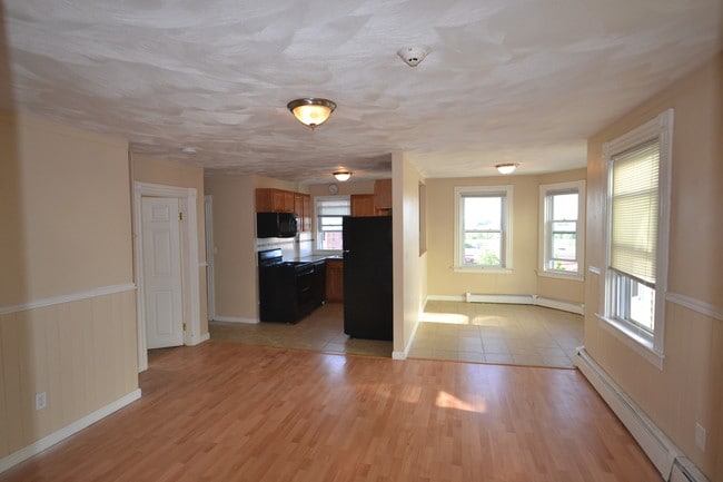 Building Photo - 19 Spruce St Unit 1R