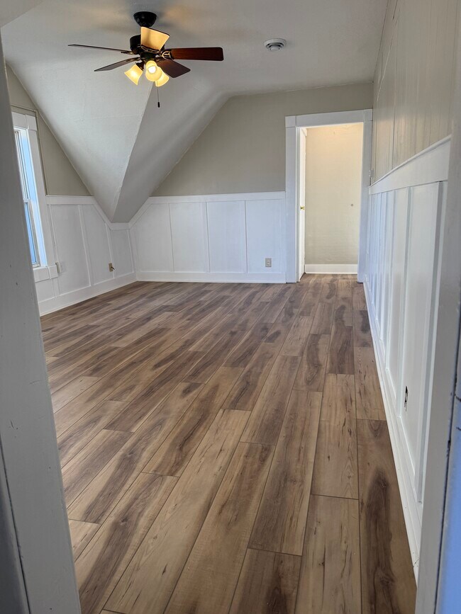 Spacious Living Room - 377 Ellis St Unit Upper