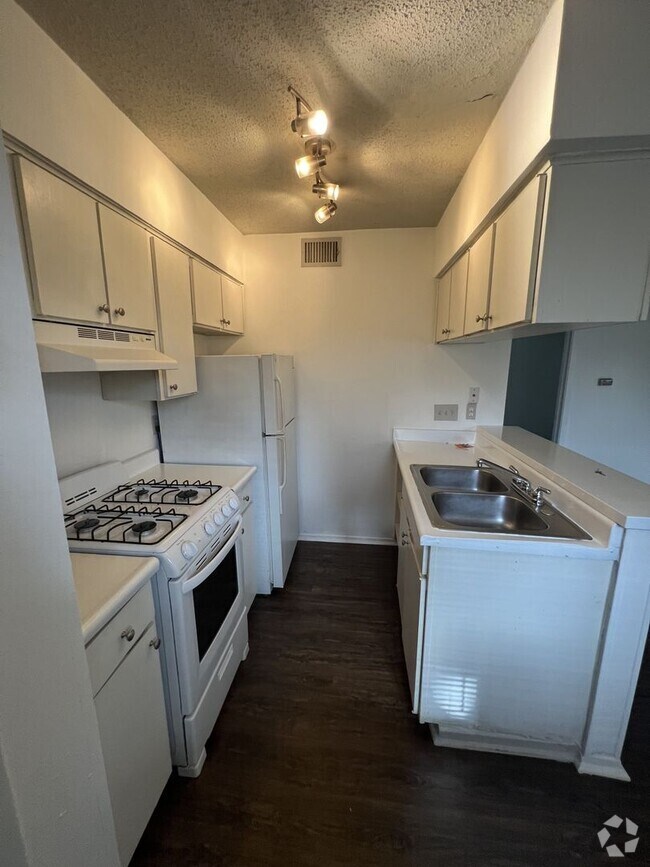 Building Photo - Hyde Park Area Apartment Unit 104