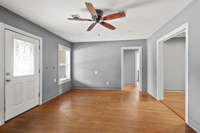 Photo - 916 E Main St