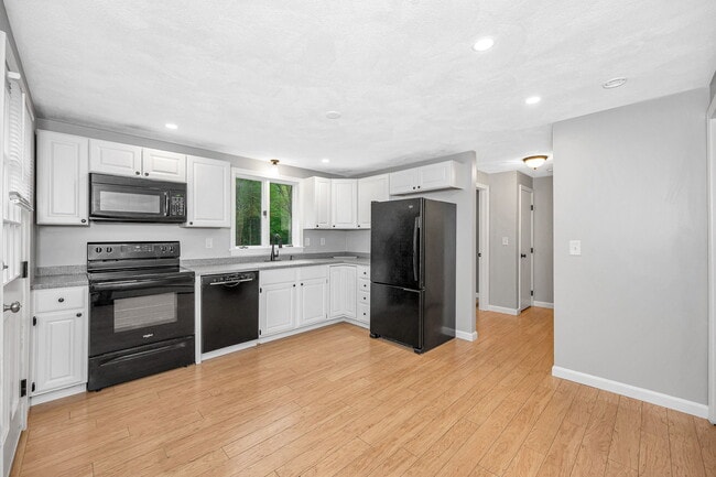 Photo - 352 Mammoth Rd