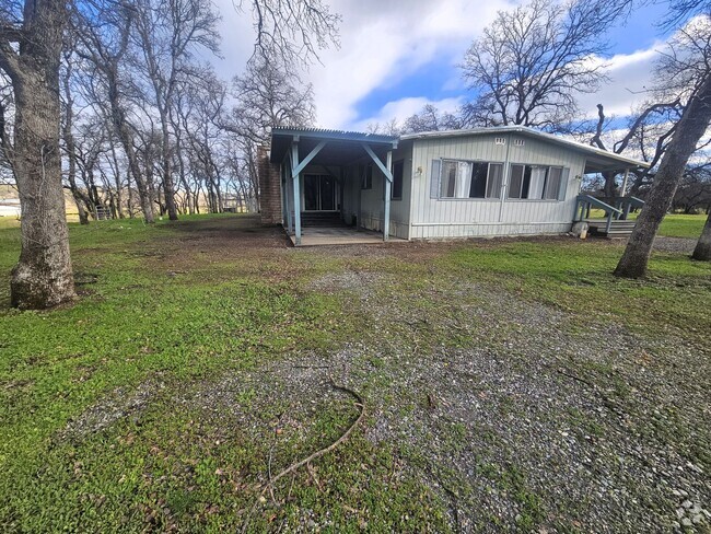 Building Photo - Spacious Home in the Country!