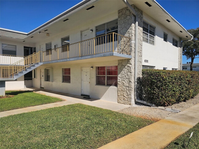 Building Photo - 6201 SW 37th St Unit 113