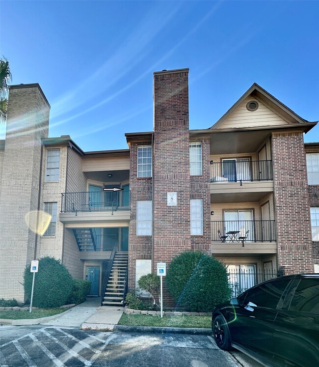 Building Photo - 2121 Hepburn St Unit 808