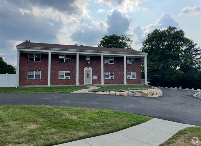 Building Photo - 1077 Pontiac Ave Rental