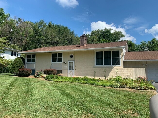 Building Photo - 924 McBryde Ln