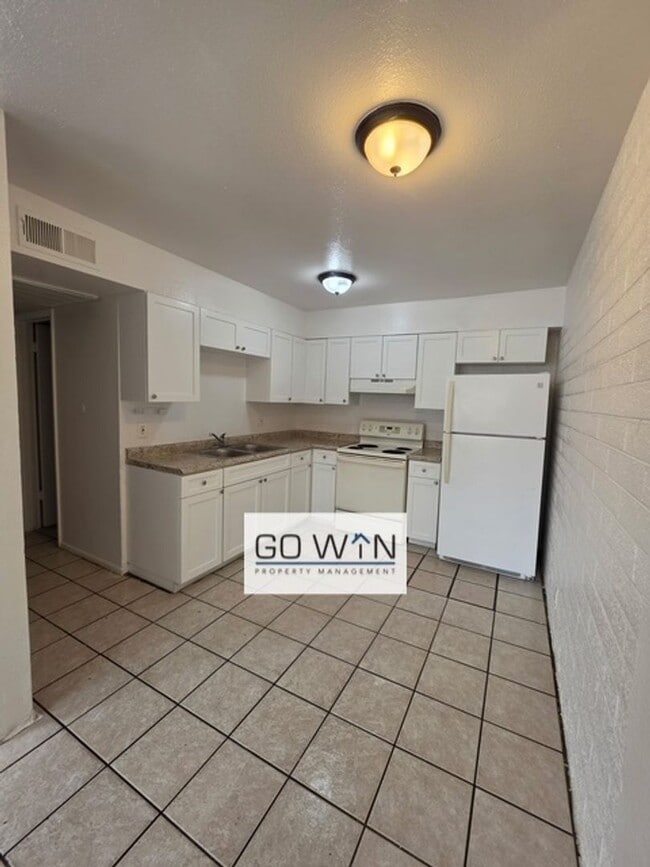Building Photo - 9837 N 11th Ave Unit 3