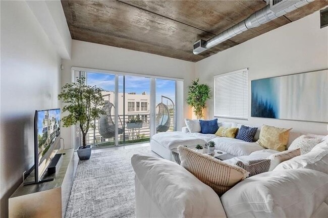 Building Photo - 110 SE 2nd St Unit 402