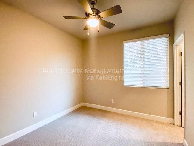 Photo - 1046 Lindsay Ln