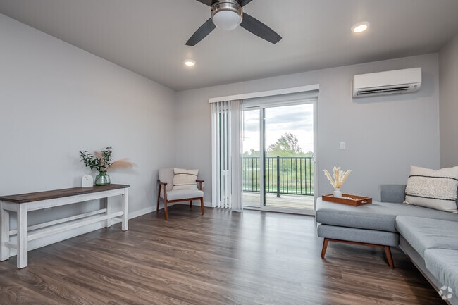 2 habitaciones, 2 baños - 948 pies cuadrados - Sala de estar - Legacy Creekside Apartments