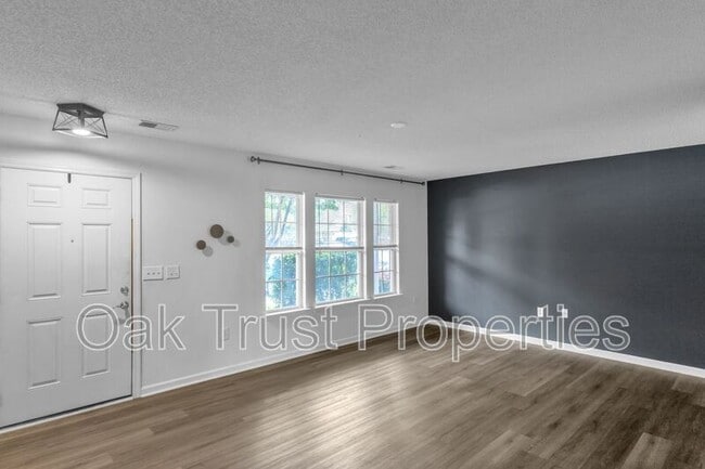 Photo - 303 Yellow Hawthorn Cir