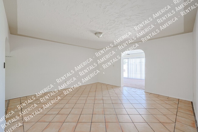 2114 West Myrtle Ave
