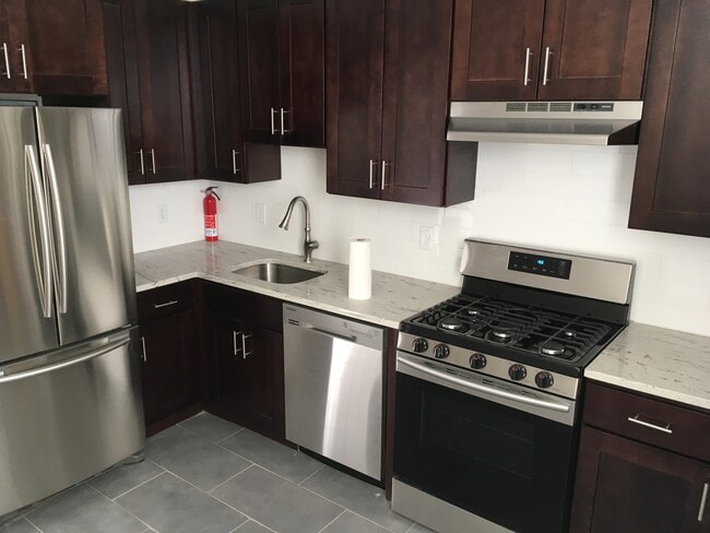 Building Photo - 104 W 3rd St Unit 1