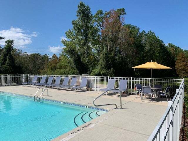 Espectacular piscina en Deerbrook Apartments en Wilmington, NC, 28405 - Deerbrook Apartments