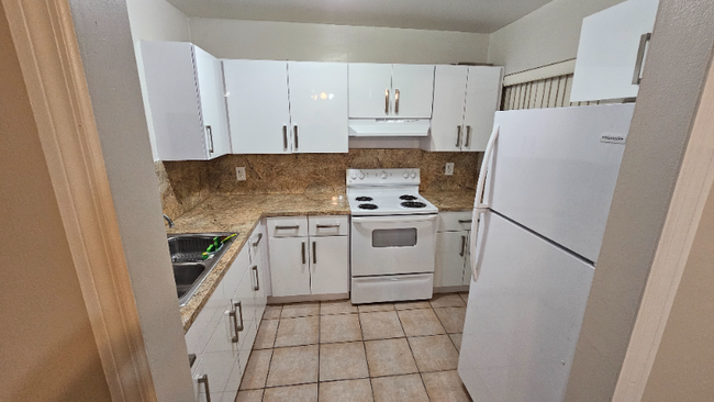 Photo - 1035 W 77th St Unidad 213 Rental