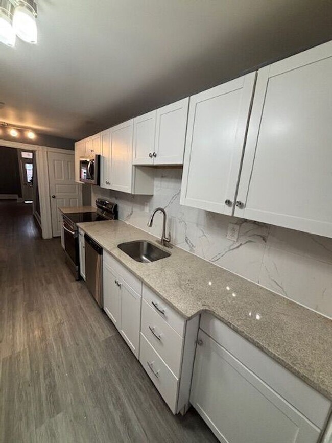 Photo - 4 Bedroom Renovated Twin Available!