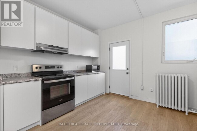 Photo - 922 Queen St E