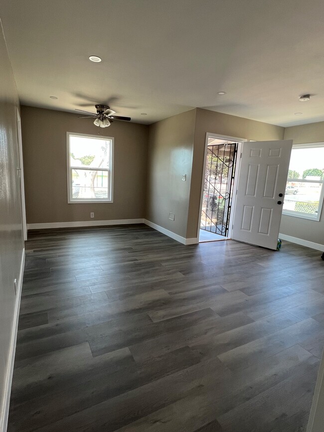 Living/Diing Area - 9332 S 6th Ave Casa Unidad 9332
