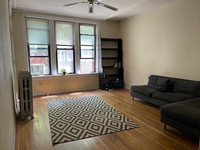 Living Room - 1318 W Sunnyside Ave Unit S8
