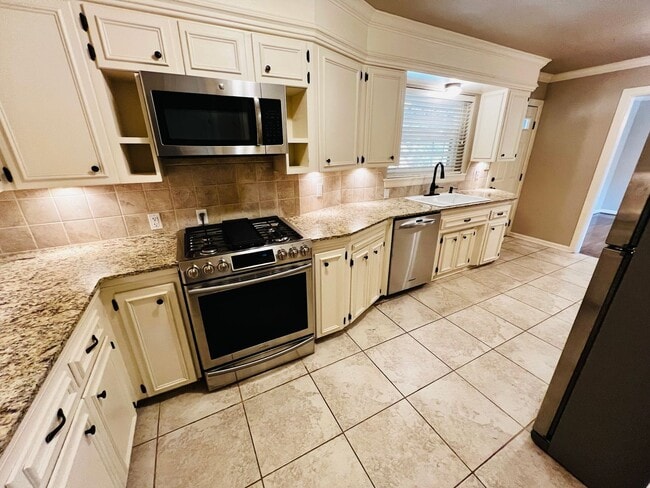 Photo - Beautifully, Corner-Lot 3BD 2BA Home in Be...