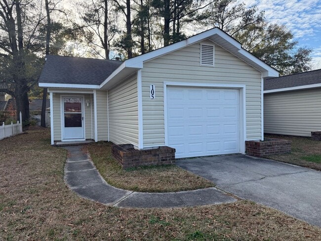 Building Photo - Nice 2 bedroom 2 bath duplex