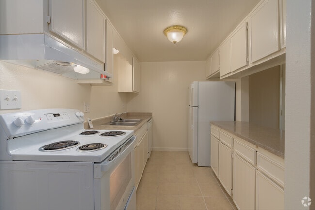 1BR, 1BA - 635 SF - Kitchen