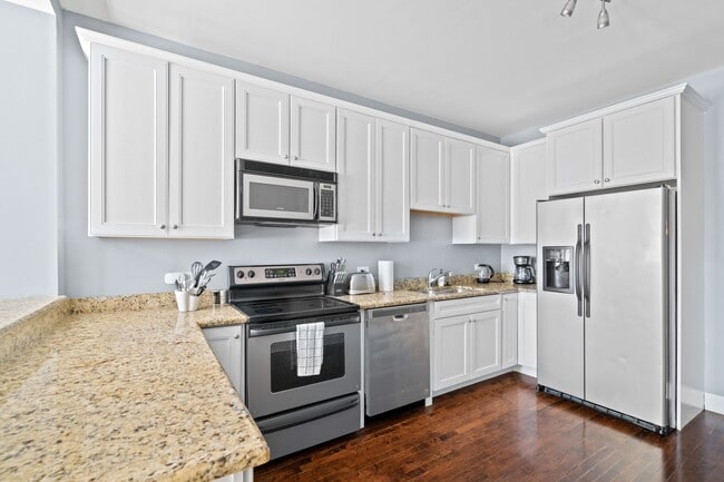 Photo - 913 W Belden Ave