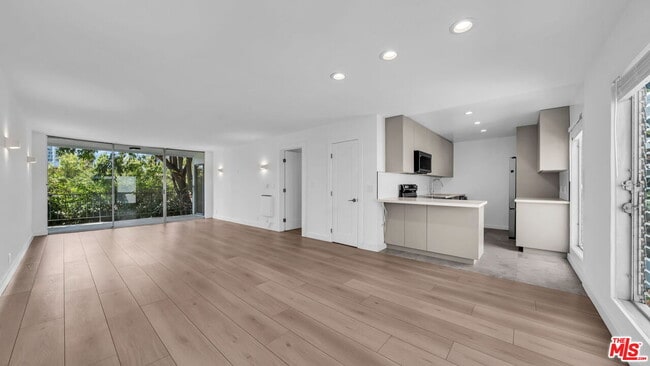 Building Photo - 305 San Vicente Blvd Unit 205 Rental