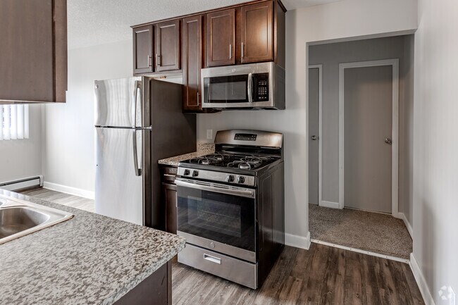 1BR, 1BA - 670SF - Kitchen