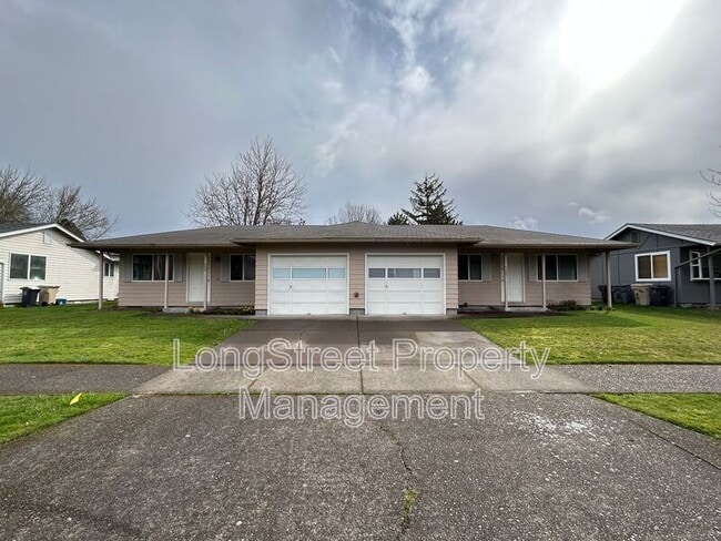 Photo - 324 NE Conifer Blvd