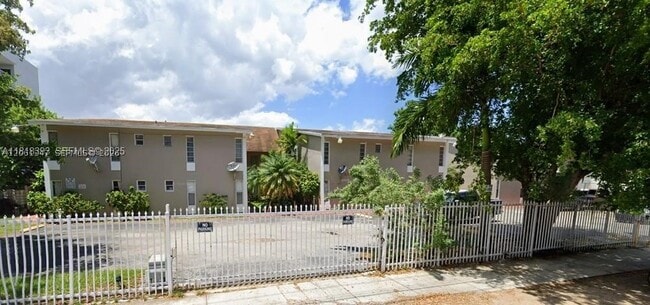 Building Photo - 1525 NW 19th St Unit 15