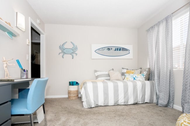 2BR, 2BA - 924 SF