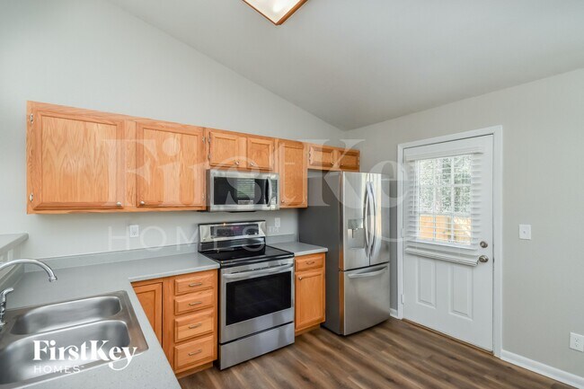 Photo - 6216 Gossamer St