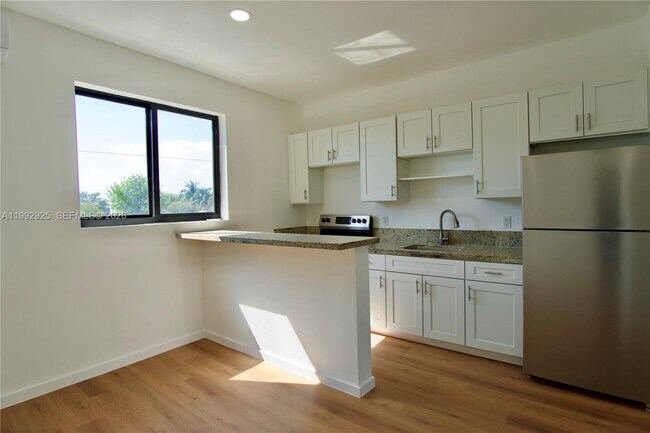 Building Photo - 337 SW 5th Ave Unit 6